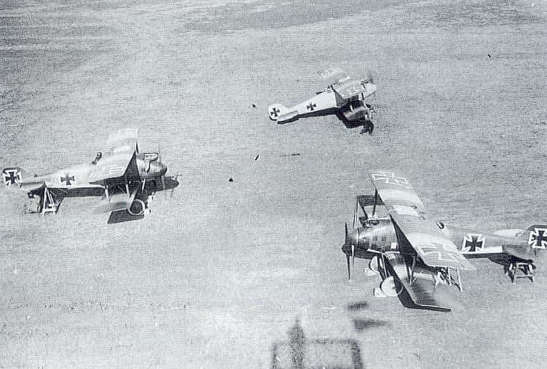 Истребитель Роланд D IIa на переднем плане и пара Роландов D II за ним на аэродроме одной из строевых частей ВВС Германии